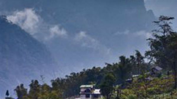 পাহাড়ি রাস্তায় গাড়ির ভিড় পাহাড়ি রাস্তায় গাড়ির ভিড়