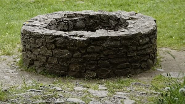 শুকো কুয়ো থেকে বেরিয়ে আসছে টাকা!