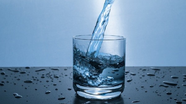 কাচের গ্লাসে জল পান
