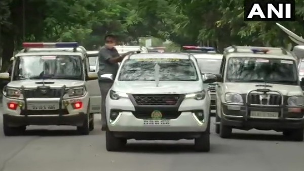 পদত্যাগ করলেন