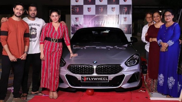  অঙ্কুশের হাতে একগুচ্ছ ছবি