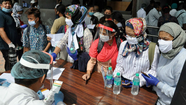 শুধুমাত্র পড়ুয়ারা এখন যেতে পারবেন চেকে শুধুমাত্র পড়ুয়ারা এখন যেতে পারবেন চেকে