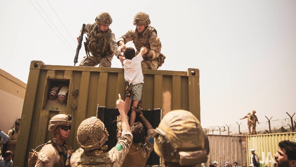 মার্কিন সেনার হাতে তুলে দেওয়া হয় শিশুকে