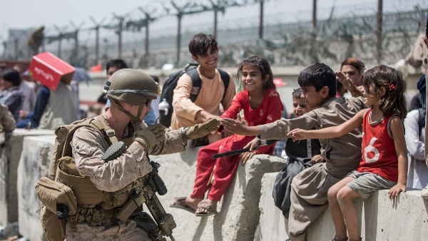 শিশুদের বাঁচাতে মরিয়া আফগানরা