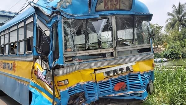 টায়ার ফেটে ঘটে এই দুর্ঘটনা 