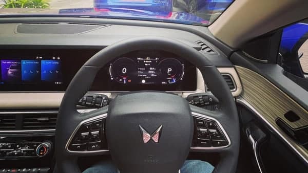 Mahindra XUV700 বিভিন্ন ভ্যারিয়েন্টের দাম কত 