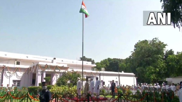পতাকা উত্তোলে সোনিয়া পতাকা উত্তোলে সোনিয়া