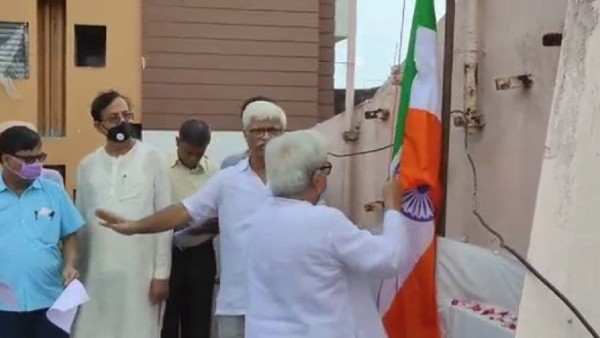 অনভ্যাসের ফোঁটা, আলিমুদ্দিনে প্রথমবার জাতীয় পতাকা তুলতে গিয়ে সবুজ উপরে রাখলেন সেলিম-বিমানরা অনভ্যাসের ফোঁটা, আলিমুদ্দিনে প্রথমবার জাতীয় পতাকা তুলতে গিয়ে সবুজ উপরে রাখলেন সেলিম-বিমানরা