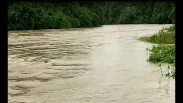 বাড়ছে নদীর জল বাড়ছে নদীর জল