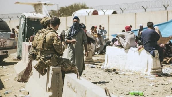 বিমানবন্দরের বাইরে গোলাগুলির শব্দ বিমানবন্দরের বাইরে গোলাগুলির শব্দ