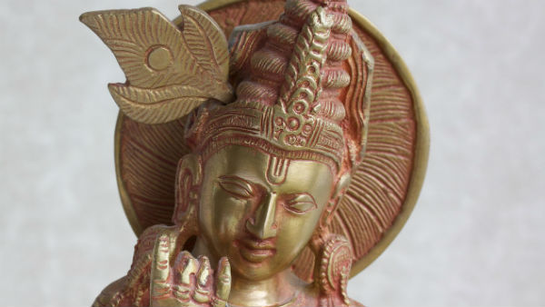 কেন শ্রীকৃষ্ণ মাথায় রাখেন ময়ূরের পালক?