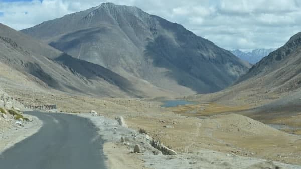 লাদাখের রাস্তা ও স্ট্র্যাটেজিক গুরুত্ব লাদাখের রাস্তা ও স্ট্র্যাটেজিক গুরুত্ব