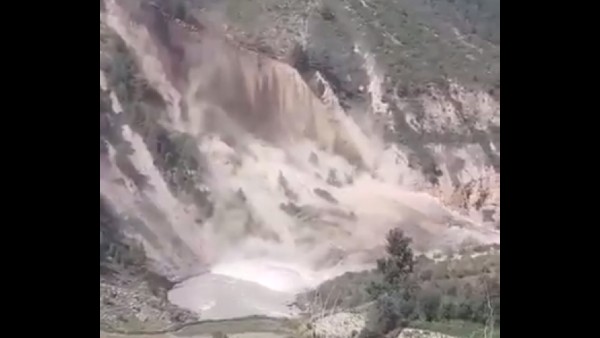 হাইওয়ের জন্য বোল্ডার সংগ্রহের কাজ চলছিল হাইওয়ের জন্য বোল্ডার সংগ্রহের কাজ চলছিল