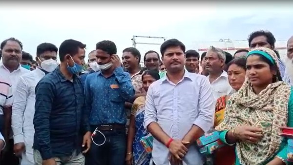 এদিন ছিল প্রধানের বিরুদ্ধে অনাস্থা