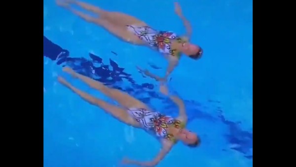 আজা নাচলে গানে ইজরায়েলি সাঁতারুদের পারফর্ম