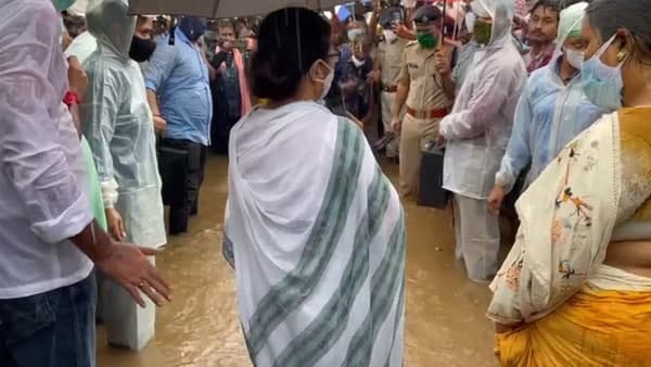 আমতায় বন্যা কবলিত এলাকা পরিদর্শনে মমতা