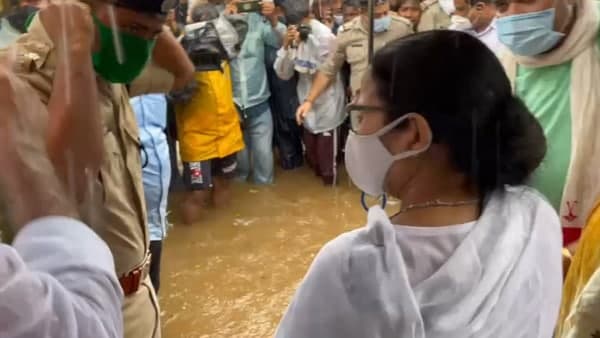বন্যা পরিদর্শনে মমতা