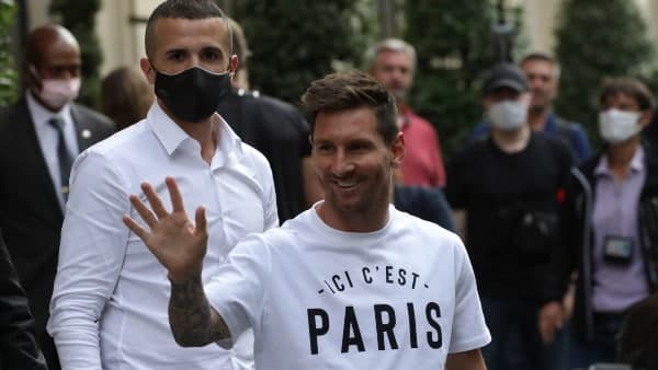 ফ্রান্সের লিগ ওয়ানে পিএসজির ম্যাচ চলাকালীন মেসি ফ্রান্সের লিগ ওয়ানে পিএসজির ম্যাচ চলাকালীন মেসি