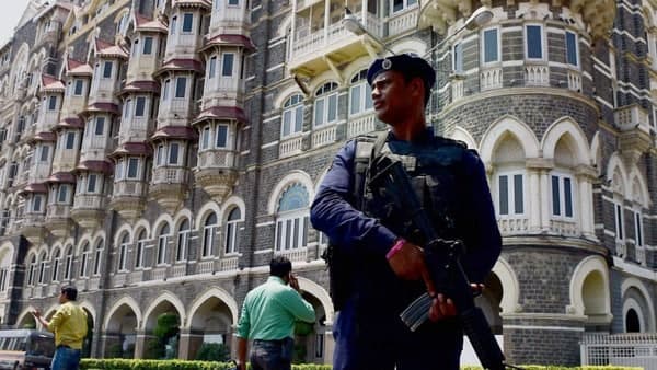 জামসেদজি টাটা এই হোটেলটি নির্মাণ করার সিদ্ধান্ত নিয়েছিলেন