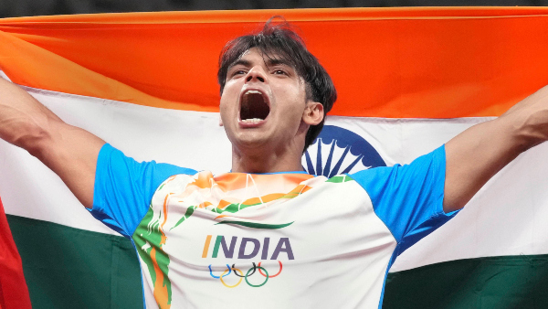 জাতীয় পতাকা গায়ে জড়িয়ে উচ্ছ্বাস
