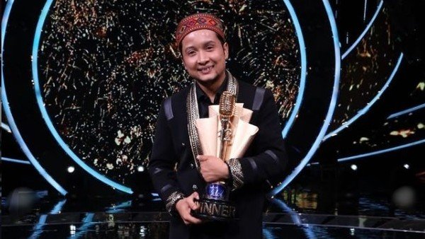 ট্রফি পেয়ে খুশি নন পবনদীপ