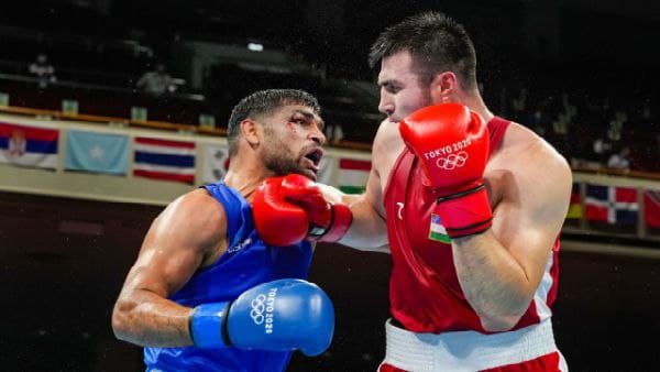 বেজে চলেছে ফোন বেজে চলেছে ফোন