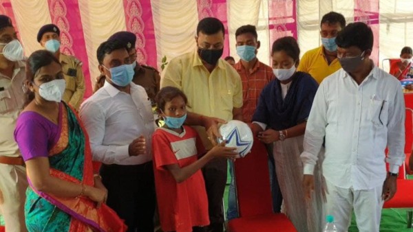 আদিবাসীদের পাশে বাবুন