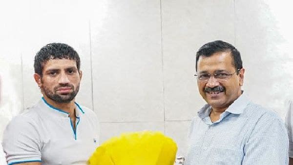 কেজরির কাছে রবি কেজরির কাছে রবি