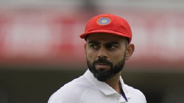 লাল টুপিতে বিরাটরা লাল টুপিতে বিরাটরা