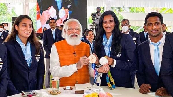 প্রধানমন্ত্রীর সঙ্গে সাক্ষাৎ অলিম্পিকে পদকজয়ীদের