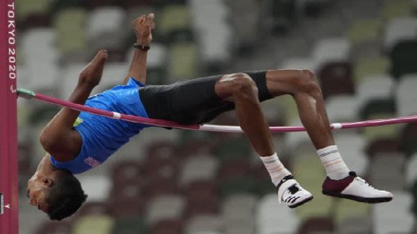 দুর্ঘটনায় হাত হারিয়ে