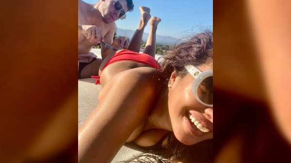 প্রিয়াঙ্কার শরীরে রেখে খাবার খাচ্ছেন নিক প্রিয়াঙ্কার শরীরে রেখে খাবার খাচ্ছেন নিক