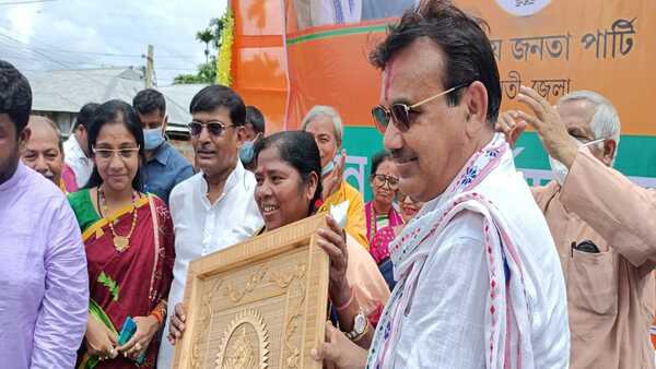 মাতাবড়িতে পুজো দিলেন কেন্দ্রীয় মন্ত্রী মাতাবড়িতে পুজো দিলেন কেন্দ্রীয় মন্ত্রী