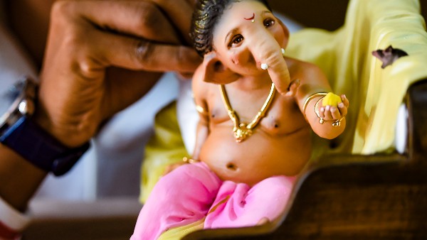 বুধবারে পরুন সোনার গয়না