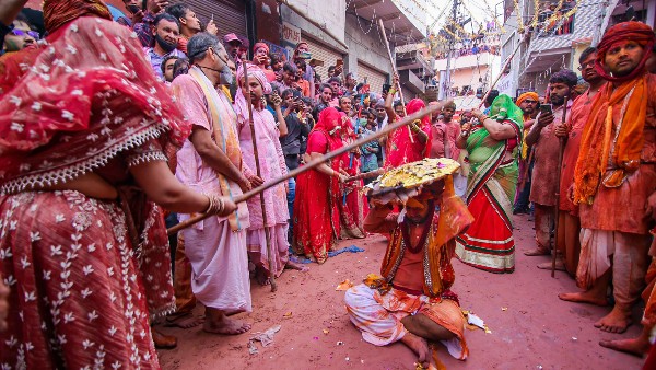 রাধা-শ্রীকৃষ্ণের কোন কাহিনি থেকে অনুপ্রাণিত লাঠমার হোলি?