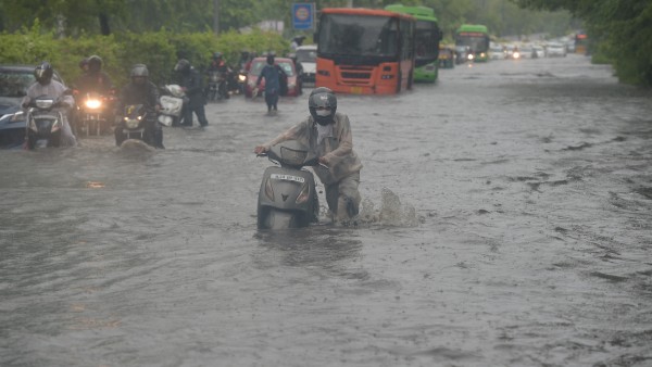 দিল্লিতে প্রবল বর্ষণ দিল্লিতে প্রবল বর্ষণ