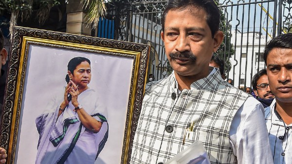 দল ছেড়েছিলেন মমতা বন্দ্যোপাধ্যায়ের ছবি বুকে নিয়ে