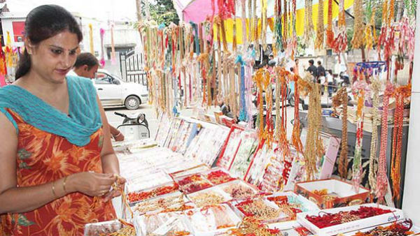 রাখী বন্ধন উৎসবে রাখী বাধার রীতি কী?‌