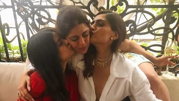 রিয়ার বিয়ে সোনমের বিয়ের মতো করেই কি হচ্ছে! রিয়ার বিয়ে সোনমের বিয়ের মতো করেই কি হচ্ছে!