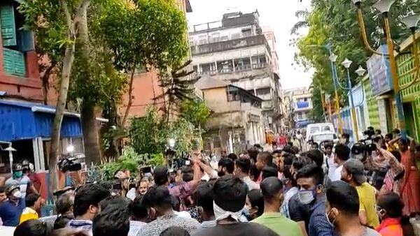 সন্তোষ মিত্র স্কোয়ারের কাছে গোলমাল, গ্রেফতার বিজেপি নেতা সজল ঘোষ সন্তোষ মিত্র স্কোয়ারের কাছে গোলমাল, গ্রেফতার বিজেপি নেতা সজল ঘোষ