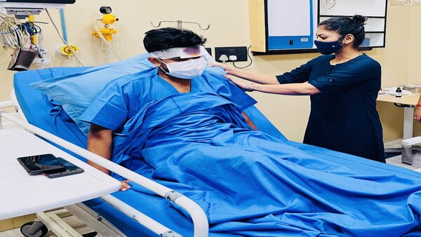 আক্রান্ত যুবনেতাদের দেখতে হাসপাতালে সায়নী আক্রান্ত যুবনেতাদের দেখতে হাসপাতালে সায়নী