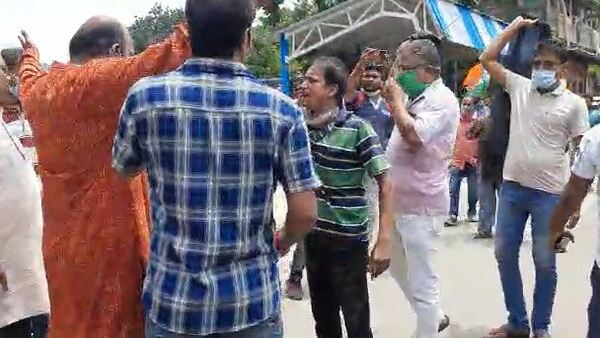 সায়ন্তন বসুকে ঘিরে তৃণমূলের বিক্ষোভ সায়ন্তন বসুকে ঘিরে তৃণমূলের বিক্ষোভ