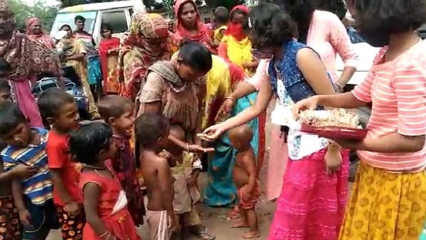 ইটভাটার শিশুদের সাথে জন্মদিন পালন উত্তর ২৪ পরগনার একরত্তি সৃজিতার ইটভাটার শিশুদের সাথে জন্মদিন পালন উত্তর ২৪ পরগনার একরত্তি সৃজিতার