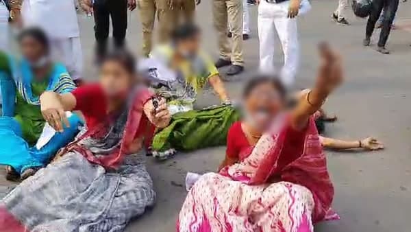 এখনও আশঙ্কাজনক পাঁচ শিক্ষিকা এখনও আশঙ্কাজনক পাঁচ শিক্ষিকা