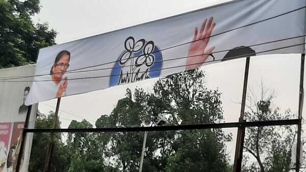 পতাকা লাগানো নিয়ে পুলিশের সঙ্গে ধস্তাধস্তি