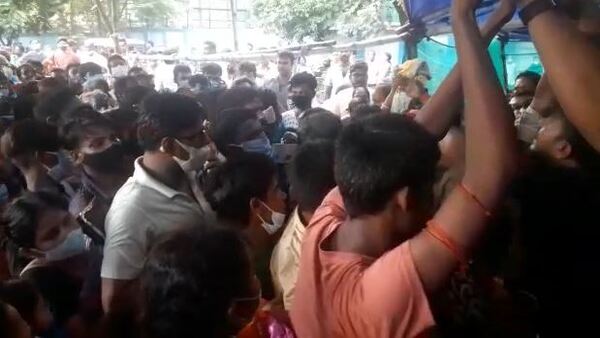মুর্শিদাবাদ মেডিক্যালে ভ্যাকসিন নিতে হুড়োহুড়ি