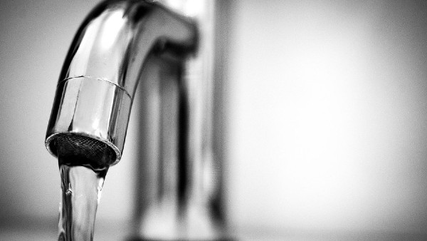 অনবরত কল থেকে জল পড়া অনবরত কল থেকে জল পড়া