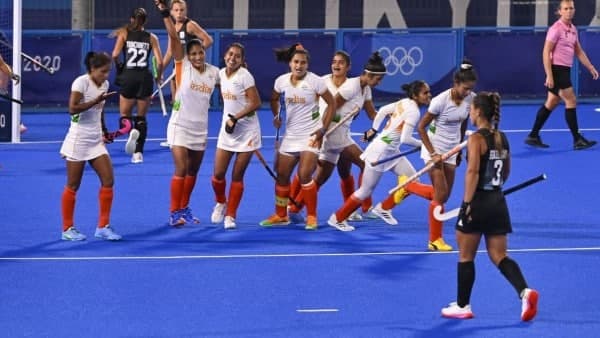 মেয়েদের পদকের প্রতীক্ষা