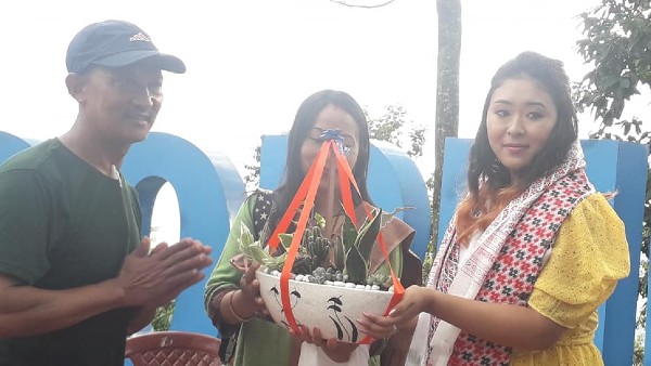 মুম্বই পাড়ি দিলেন সোনাম রিকা