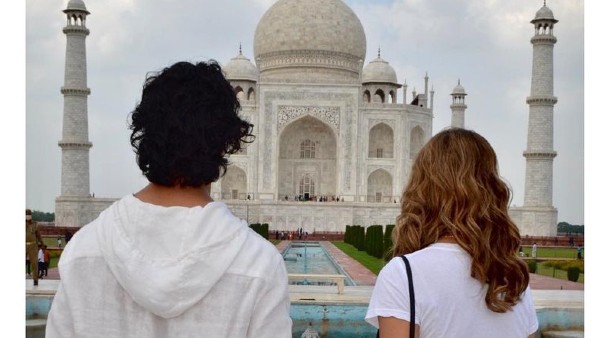 তাজমহলের সামনে একাধিক ছবি পোস্ট